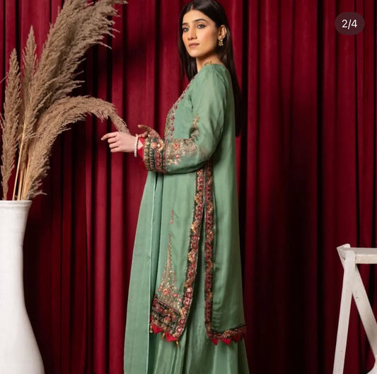 Beautiful women heavy embroidary Pakistani/indian readymade Dress