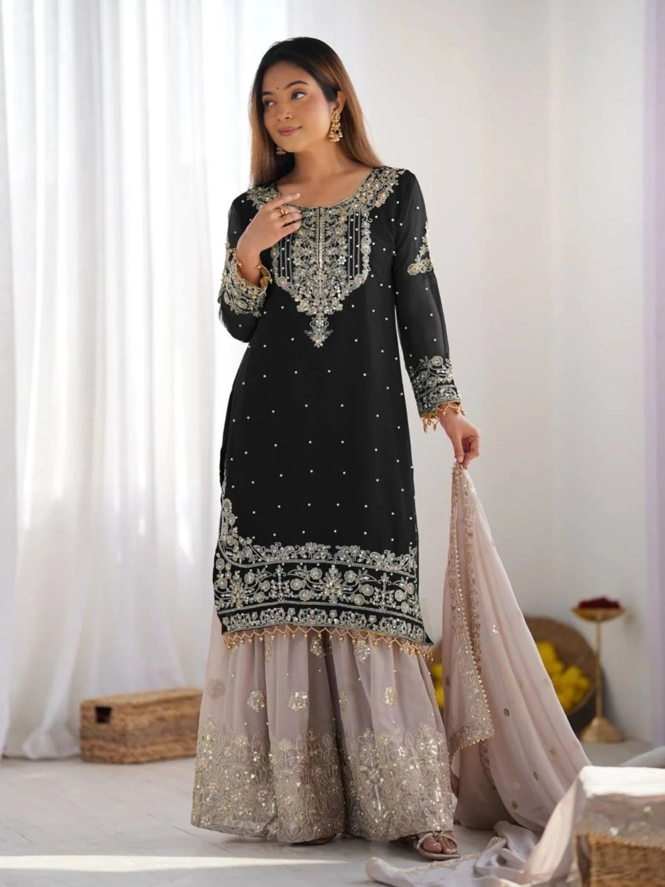 Beautiful women heavy embroidary Pakistani/indian Readymade dress