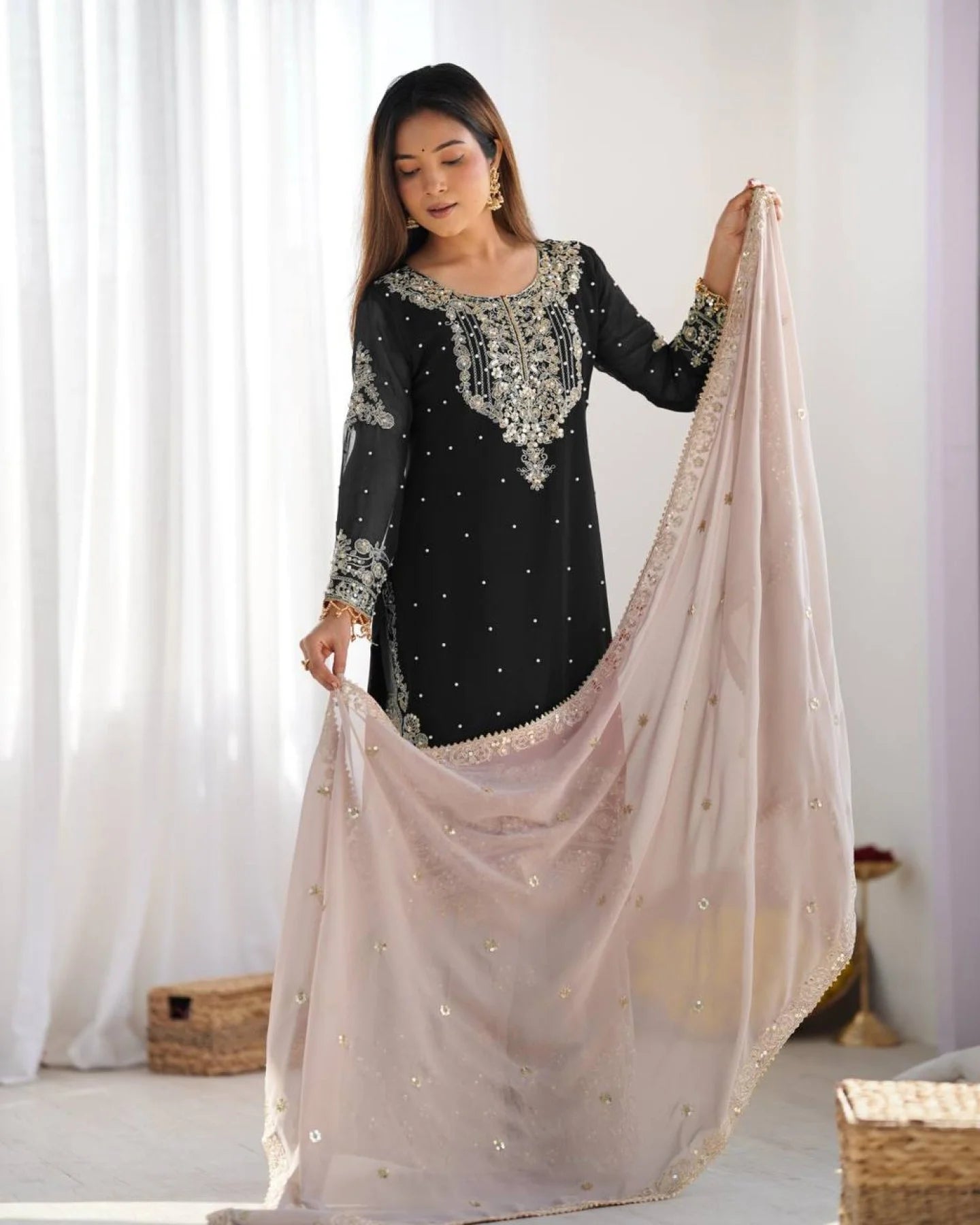 Beautiful women heavy embroidary Pakistani/indian Readymade dress