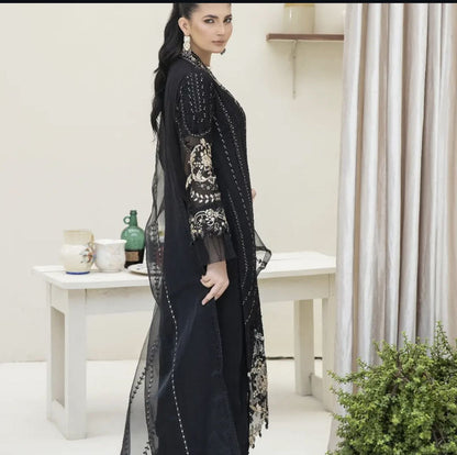 Beautiful women heavy embroidary Pakistani/indian readymade dress