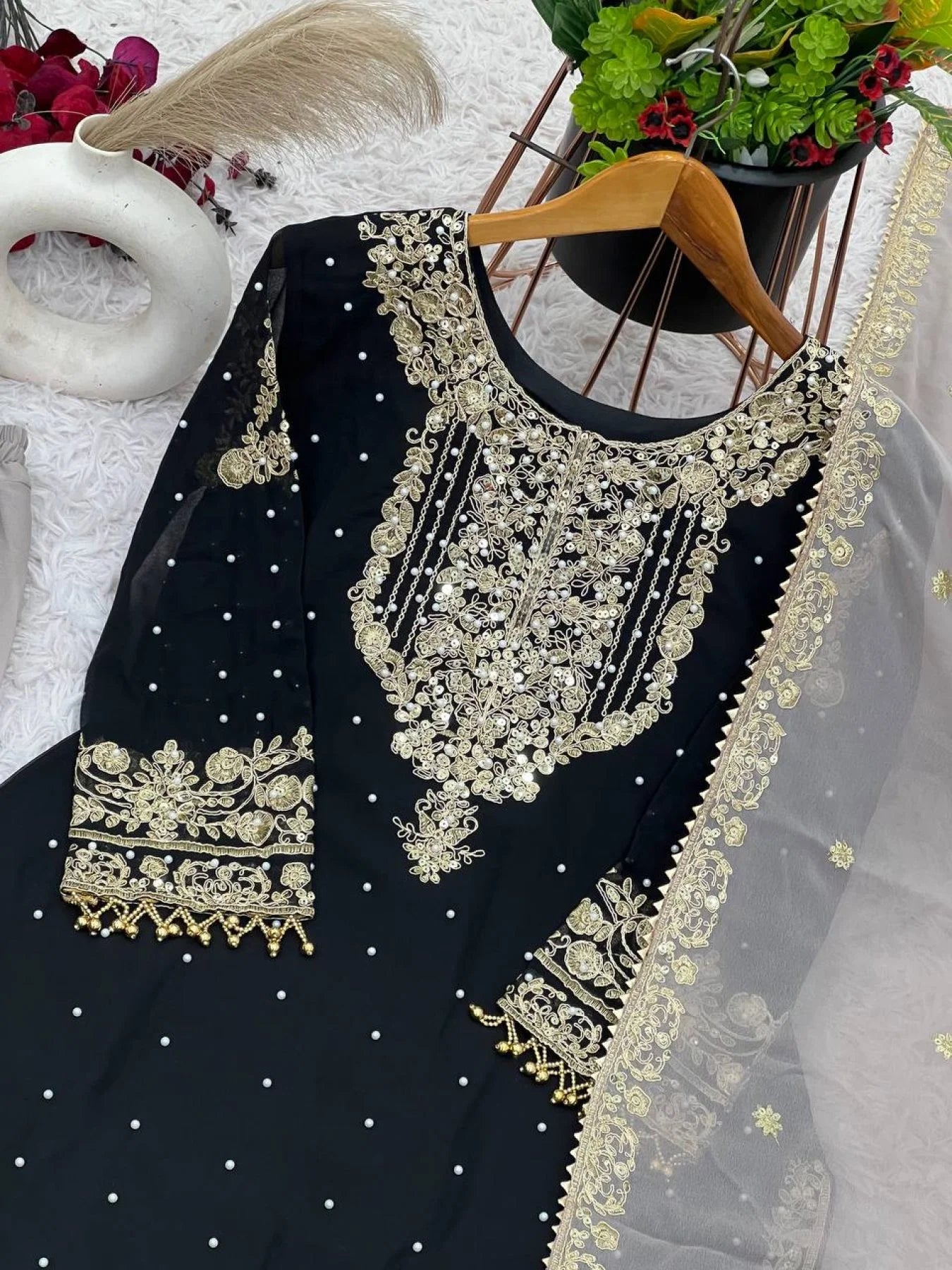 Beautiful women heavy embroidary Pakistani/indian Readymade dress