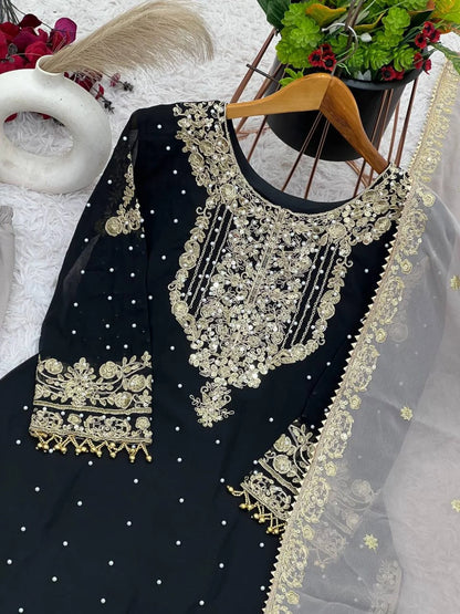 Beautiful women heavy embroidary Pakistani/indian Readymade dress