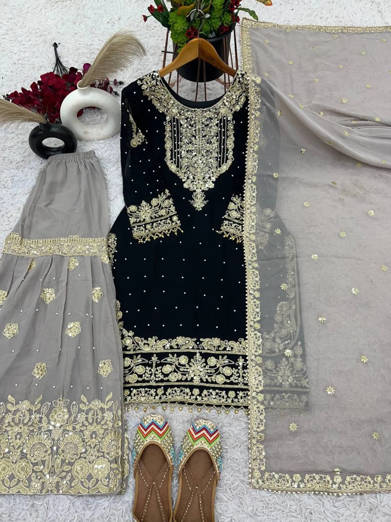 Beautiful women heavy embroidary Pakistani/indian Readymade dress