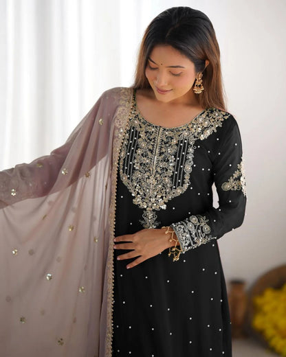 Beautiful women heavy embroidary Pakistani/indian Readymade dress