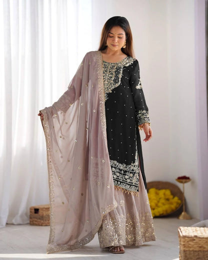 Beautiful women heavy embroidary Pakistani/indian Readymade dress